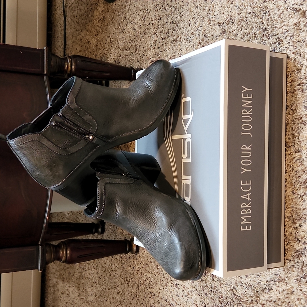 DANSKO LEATHER ANKLE BOOTS 8.5